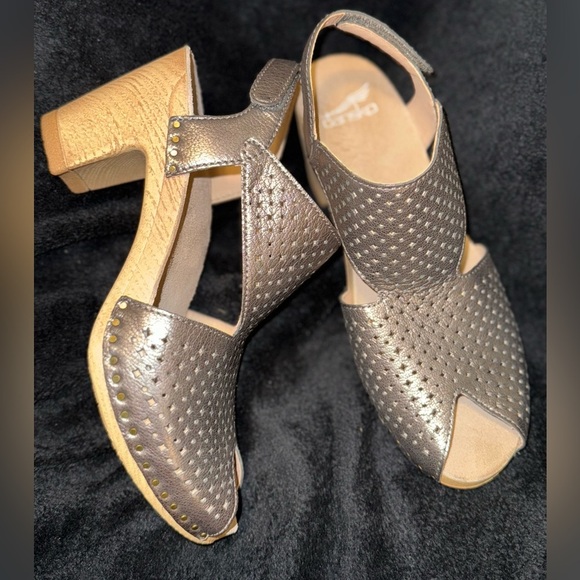 Dansko Silver Sandals with Perforated Upper and Slingback new* - Picture 5 of 16